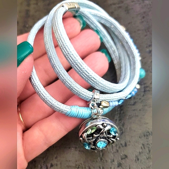 unknown Jewelry - ☀️SOLD☀️Beautiful shimmery wrap bracelet with magnetic clasp closure